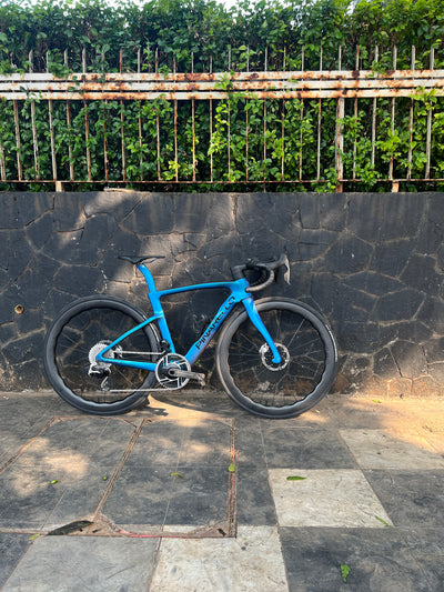 Bike Check : Pinarello Dogma F 2025 Luxter Blue with SRAM Red AXS E1